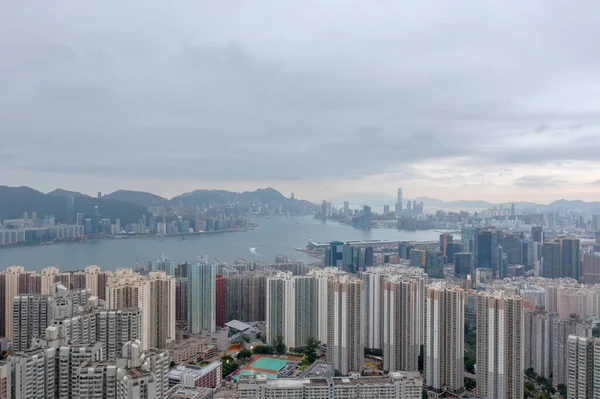 2 Mayıs 2022 Doğu Kowloon, Hong Kong 'dan Victoria Limanı' nın görüş açısı