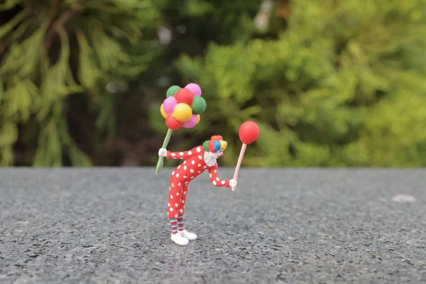 Balonlu renkli palyaço figürünün eğlencesi