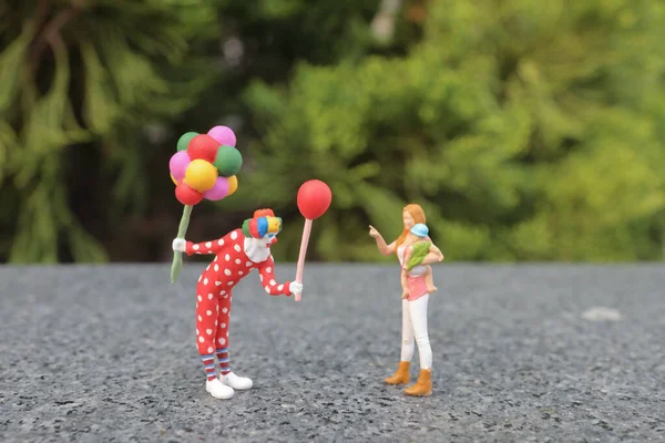 Figuur Van Clown Deelt Ballonnen Aan Kinderen — Stockfoto