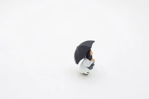 Μίνι Σχήμα Κάθεται Κάτω Από Μια Ομπρέλα — Φωτογραφία Αρχείου