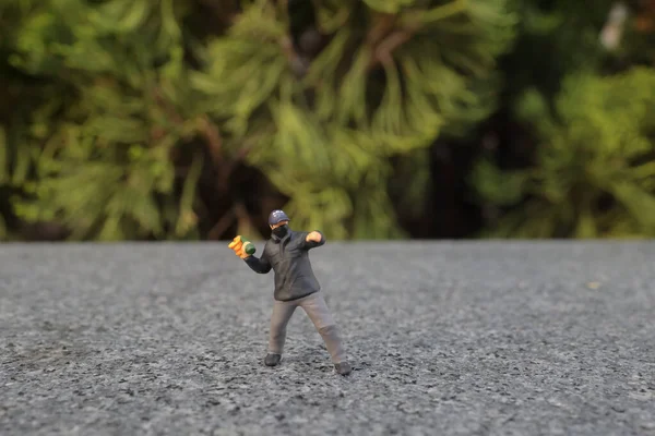 Antifa protestocusu yüz maskesi fırlatma, isyan konsepti.