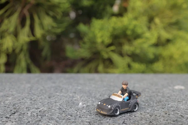 Çocuk büyük oyuncak araba kullanıyor ve oynamakla eğleniyor.