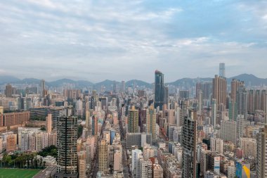 9 Mayıs 2022 Kowloon Yarımadası 'nın güneyinde bir şehir manzarası.