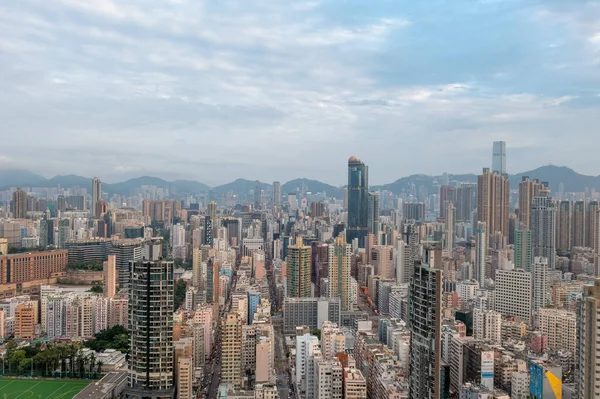 9 Mayıs 2022 Kowloon Yarımadası 'nın güneyinde bir şehir manzarası.