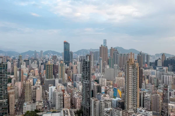 9 Mayıs 2022 Kowloon Yarımadası 'nın güneyinde bir şehir manzarası.