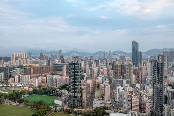 9 Mayıs 2022 Kowloon Yarımadası 'nın güneyinde bir şehir manzarası.