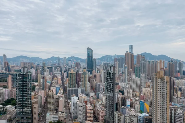 9 Mayıs 2022 Kowloon Yarımadası 'nın güneyinde bir şehir manzarası.