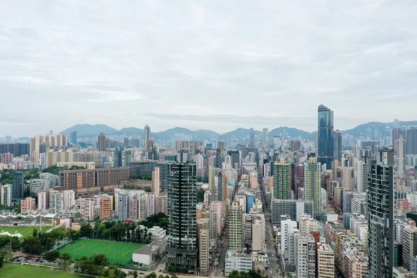 9 Mayıs 2022 Kowloon Yarımadası 'nın güneyinde bir şehir manzarası.