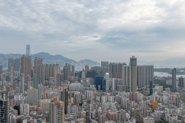 9 Mayıs 2022 Kowloon Yarımadası 'nın güneyinde bir şehir manzarası.