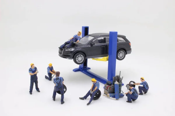 Mini Figure Mechanics Working Car Engine — Fotografie, imagine de stoc