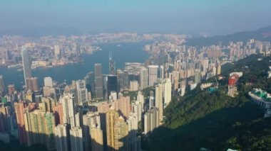 9 Kasım 2019 Hong Kong: Açık bir gökyüzünde Victoria Limanı 'nın destansı hava manzarası