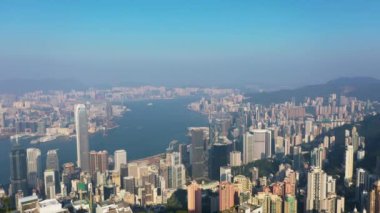 9 Kasım 2019 Hong Kong: Açık bir gökyüzünde Victoria Limanı 'nın destansı hava manzarası