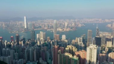 9 Kasım 2019 Hong Kong: Açık bir gökyüzünde Victoria Limanı 'nın destansı hava manzarası