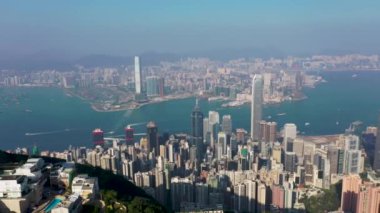 9 Kasım 2019 Hong Kong: Açık bir gökyüzünde Victoria Limanı 'nın destansı hava manzarası