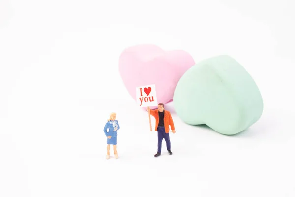 Mini Figura Amante Com Coração Vermelho — Fotografia de Stock