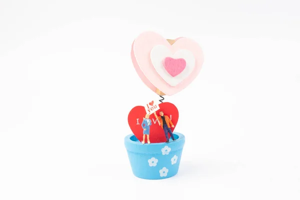 Mini Figura Amante Com Coração Vermelho — Fotografia de Stock