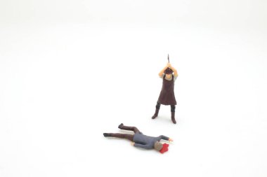 Küçük bir balta tutan minyatür figür.