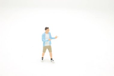 Sakallı genç bir figür.