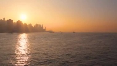 20 Ocak 2018 Günbatımında Batı Hong Kong Adası manzarası