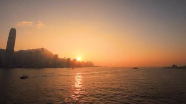 20 Ocak 2018 Günbatımında Batı Hong Kong Adası manzarası