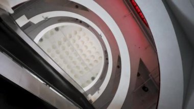 Hong Kong 'daki yürüyen merdivenlerin ve alışveriş merkezlerinin alt görüntüsü.