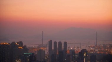 10 Mart 2018 Taşkesiciler karayolu köprüsü gün batımında, Hong Kong