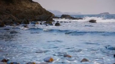 1 Ocak 2017: Açık turkuaz deniz ve dalgaların görüntüsü