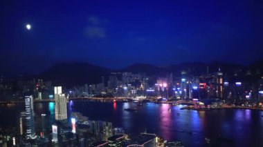 27 Temmuz 2018 Victoria Limanı Modern Bina Manzarası ve Dolunay Hong Kong