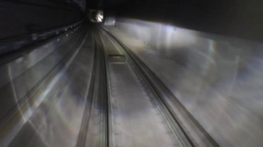 7 Ocak 2017 Metro yolculuğu karanlık tünelde ışık halkalarıyla