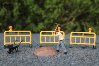 Açık havada çalışan küçük işçi takımı.