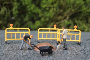 Açık havada çalışan küçük işçi takımı.