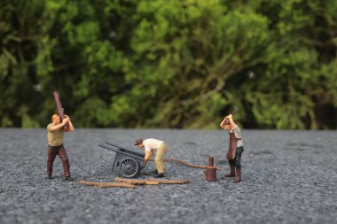 Dışarıdaki küçük kereste işçisi takımı.