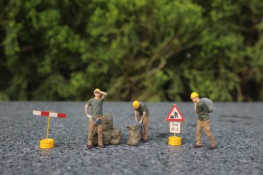 Açık havada çalışan küçük işçi takımı.