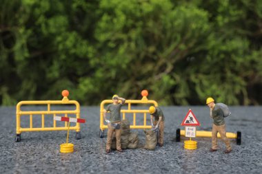 Açık havada çalışan küçük işçi takımı.