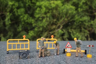 Açık havada çalışan küçük işçi takımı.