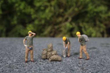 Açık havada çalışan küçük işçi takımı.