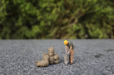 Açık havada çalışan küçük işçi takımı.