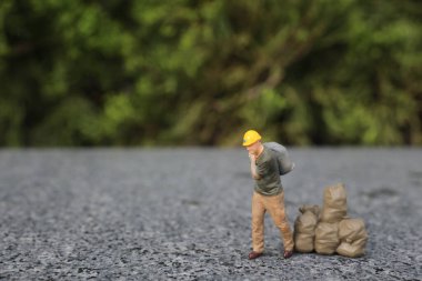 Açık havada çalışan küçük işçi takımı.