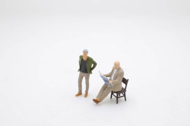 Beyaz panodaki minyatür iş adamı.