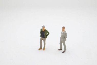 Beyaz panodaki minyatür iş adamı.