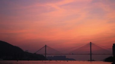 29 Ekim 2017 Ting Kau Köprüsü, Hong Kong 'da günbatımı