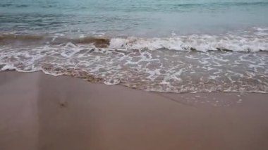 Güzel kumlu sahil ve yumuşak okyanus dalgaları