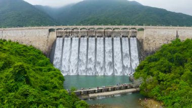 12 Haziran 2022 Tai Tam Tuk Barajı, Yağmur yağdıktan sonra sel boşaltımı