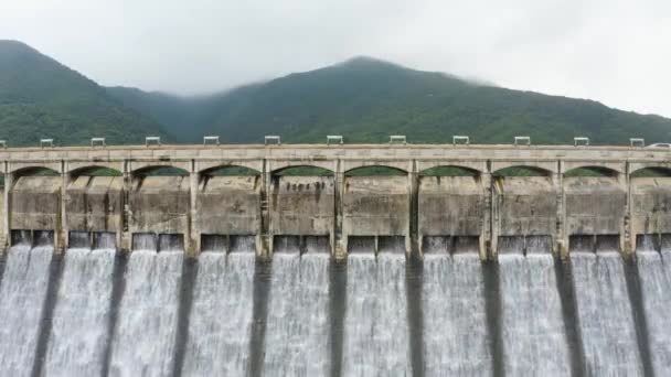 Haziran 2022 Tai Tam Tuk Barajı Yağmur Yağdıktan Sonra Sel — Stok video