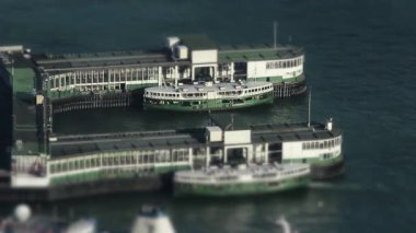 1 Ağustos 2015 'te Hong Kong, Çin' deki Central Ferry Rıhtımı 'nda tekne.