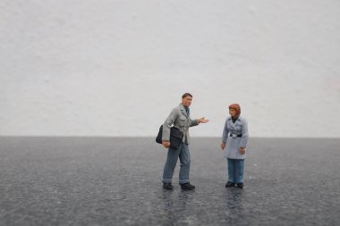 Minyatür iş ekibi tartışıyor.