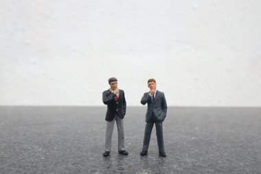 Minyatür iş ekibi tartışıyor. 