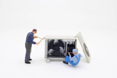 Elektrikçi operatörü ısıtma sistemini denetleyip kontrol ediyor.