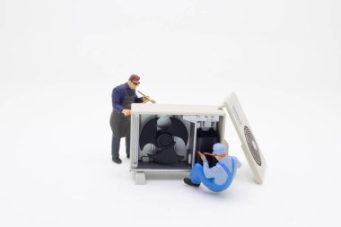 Elektrikçi operatörü ısıtma sistemini denetleyip kontrol ediyor.