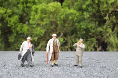 İş adamları küçük işletme figürlerini tartışıyor.